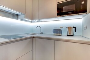 Wasserkocher mit Kaffee-/Teezubehör, Kochgeschirr/Geschirr/Besteck