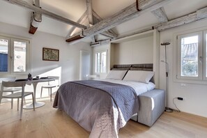 1 bedroom, bed sheets