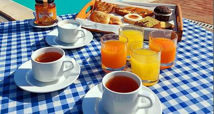 Alleinstehendes Ferienhaus mit Klimaanlage, W-LAN, privatem Pool, TV, Innenhof, Panoramablick