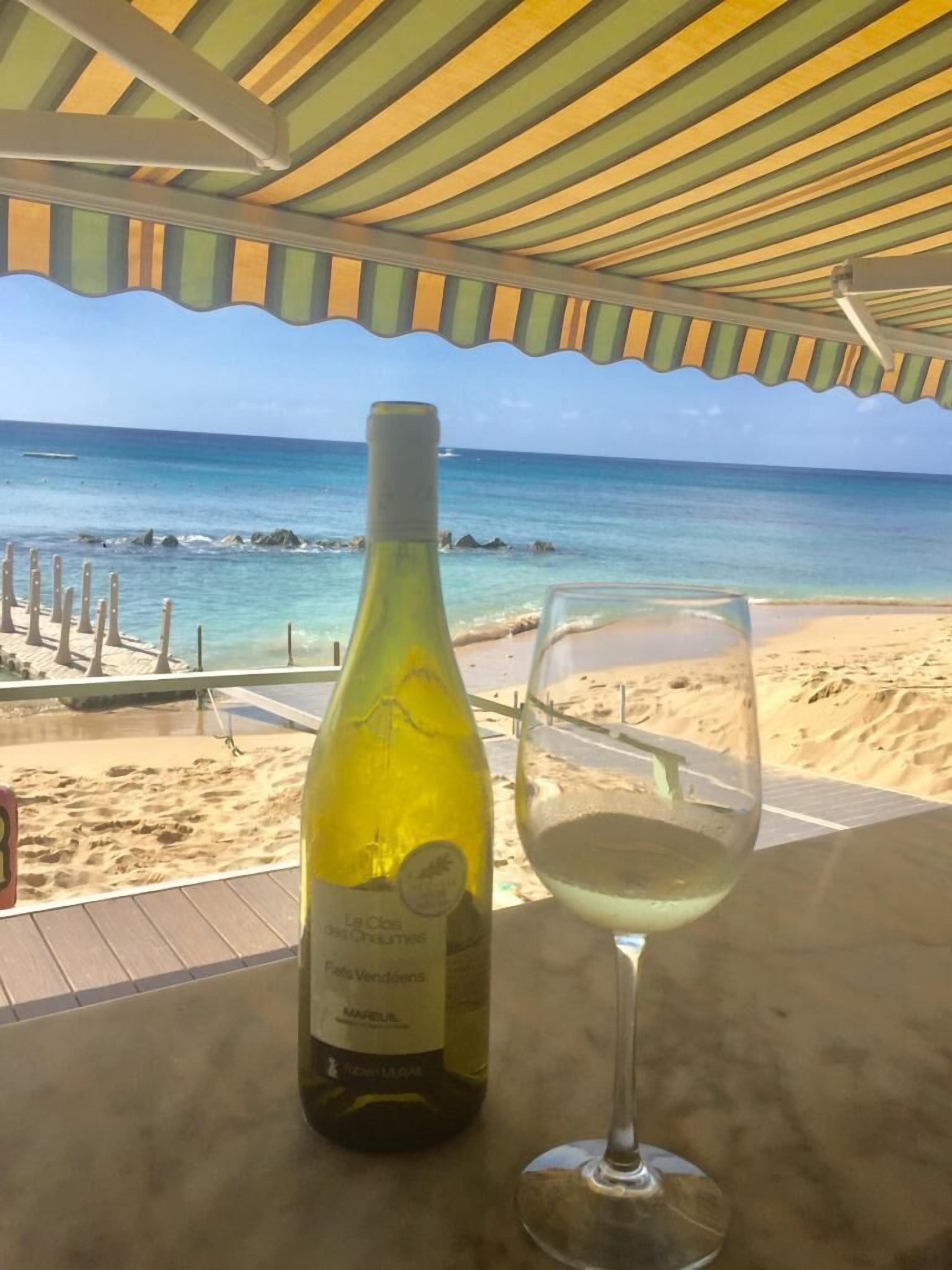 Chaises longues, serviettes de plage