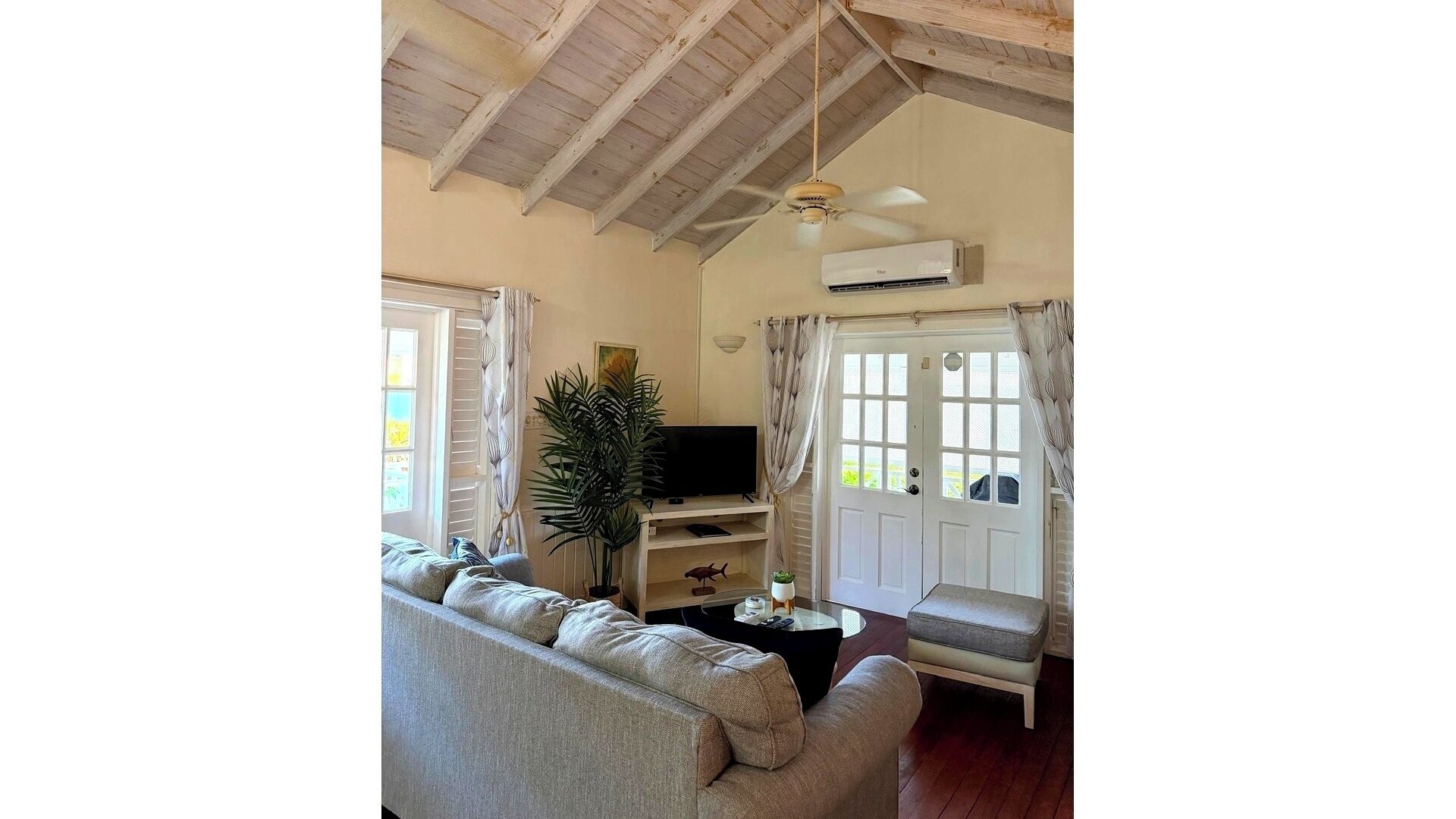 Smart TV, books, stereo