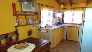 Family Cottage, Mixed Dorm, Mountain View | Private kitchen | Fridge, microwave, oven, cookware/dishes/utensils - Hospedaje Catamarca Star (San Isidro)