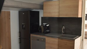 Private kitchen - APARTMENT T3 PROCHE PINARELLO VUE AIGUILLES BAVELLA - SWIMMING POOL AND SPA (sainte-lucie de porto-vecchio)
