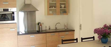 Kühlschrank, Mikrowelle, Ofen, Herdplatte