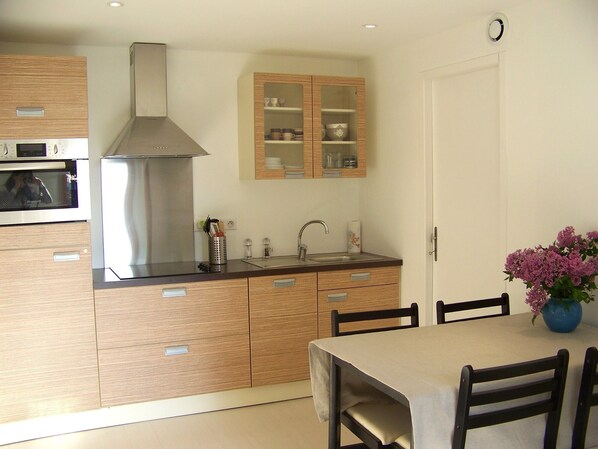 Refrigerador, microondas, horno, placa de cocina