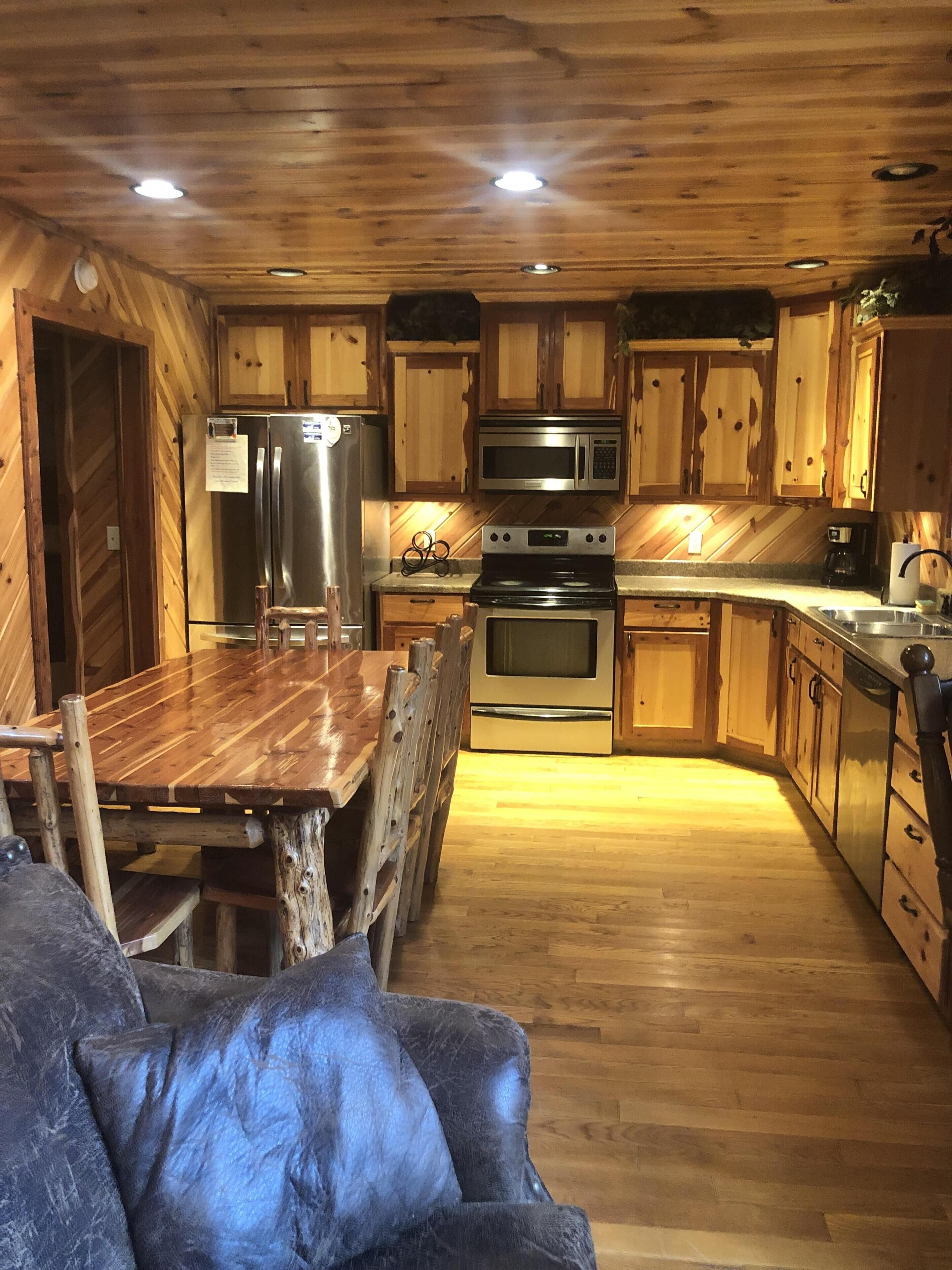 Honey Hole Cabin is located on the Carson Creek Rd. Minutes to the Lake