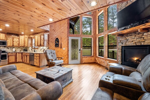 Smart TV, fireplace - Honey Hole Cabin is located on the Carson Creek Rd. Minutes to the Lake (Broken Bow)