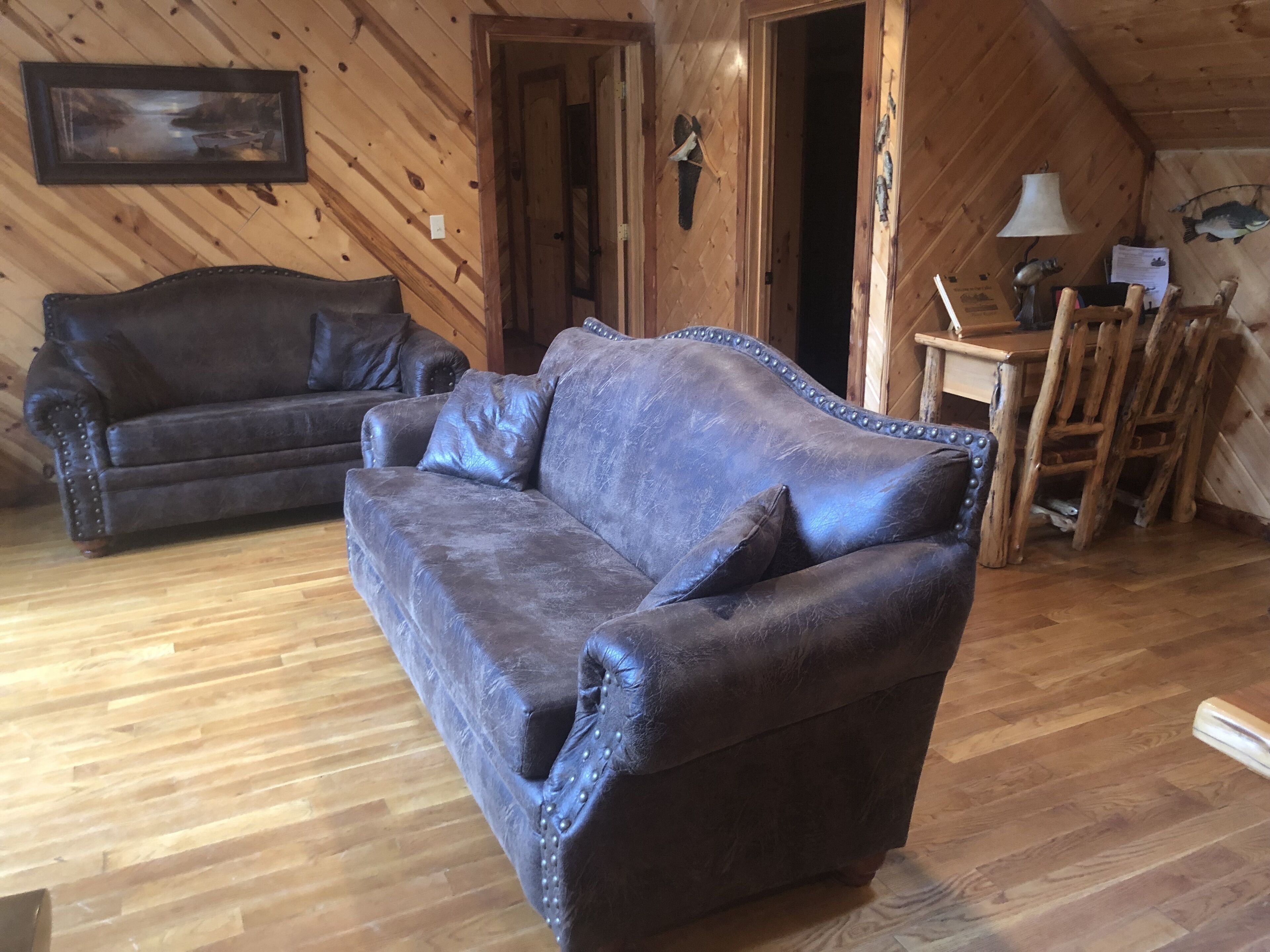 Honey Hole Cabin is located on the Carson Creek Rd. Minutes to the Lake
