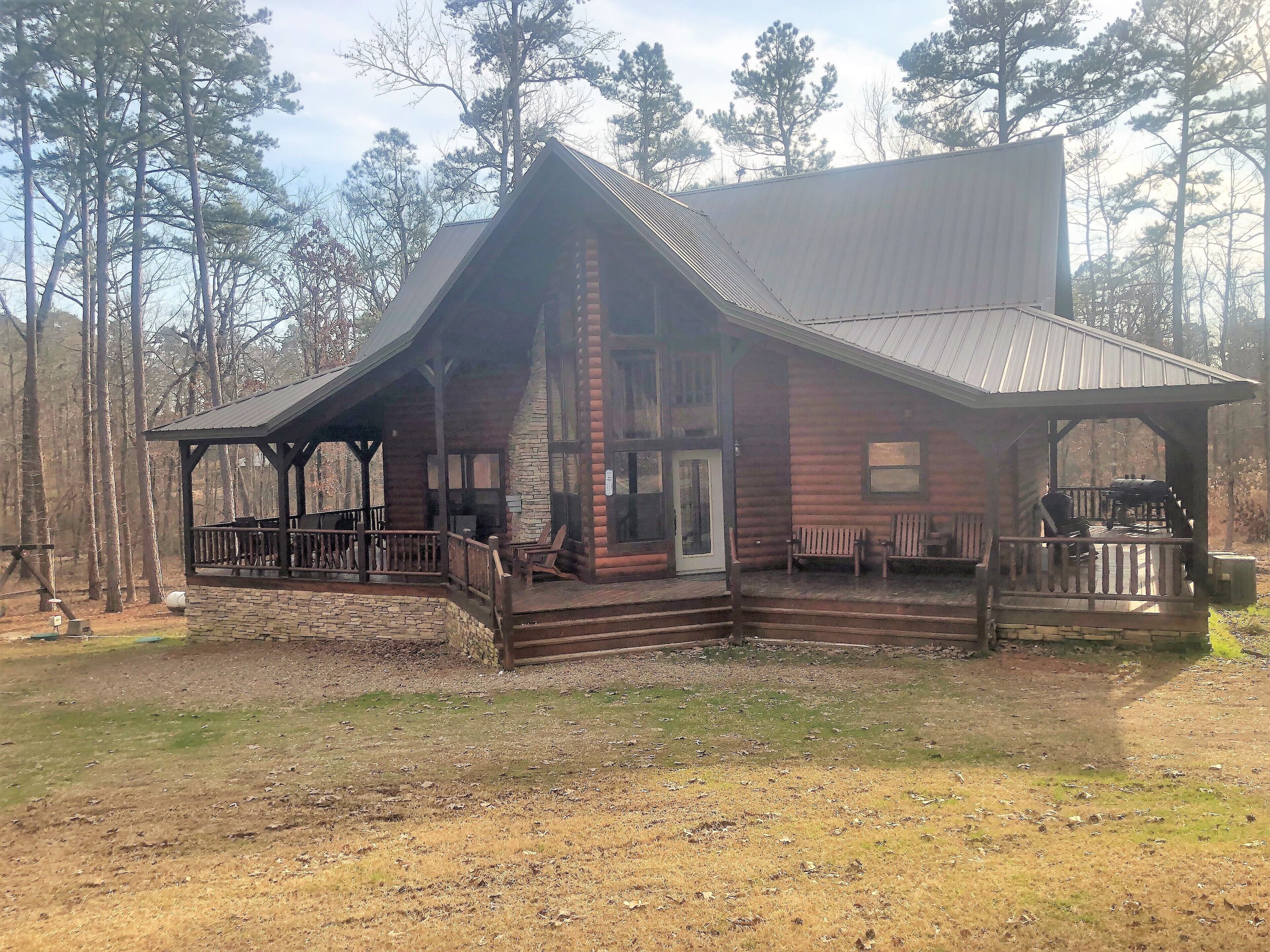 Honey Hole Cabin is located on the Carson Creek Rd. Minutes to the Lake