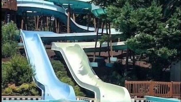 Un parc aquatique doté de nombreux toboggans et d’un espace piscine.