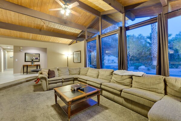 Älytelevisio, videopelejä, DVD-soitin, pöytätennispöytä