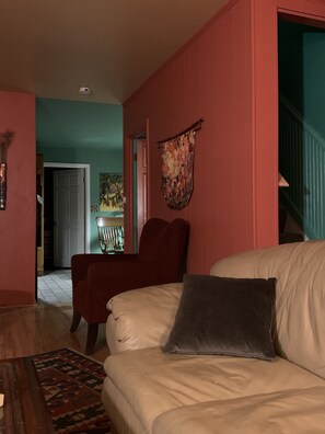 Téléviseur, foyer, lecteur de DVD, livres