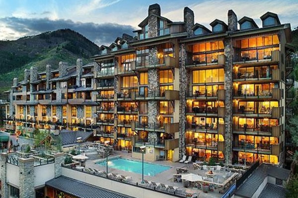 Beautiful Landmark Vail - This Condo faces the slopes and overlooks the pool!