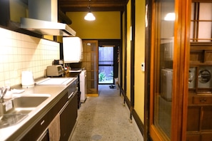 Refrigerador, microondas, placa de cocina, cafetera/tetera