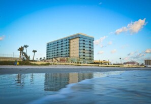 On the beach, sun-loungers, beach towels - Ocean View Studio Condo - Parrot Cay (Daytona Beach)
