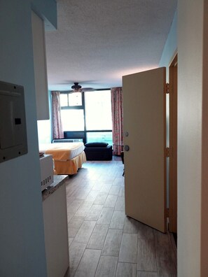 2 chambres, coffres-forts dans les chambres, fer et planche à repasser