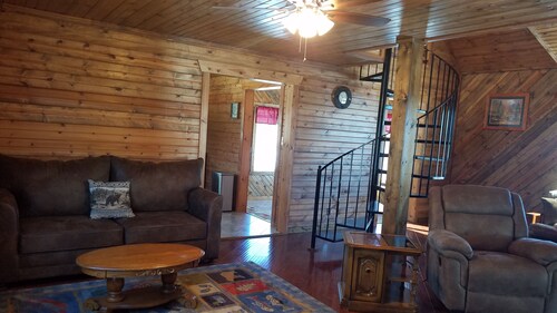 Cedar Lodge on viehättävä maalaistalo, jossa on modernit mukavuudet. Rentouttava ja lämmin!