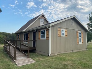 Exterior - Cedar Lodge is quaint rustic lodge with modern amenities. Relaxing and warm! (El Dorado Springs)