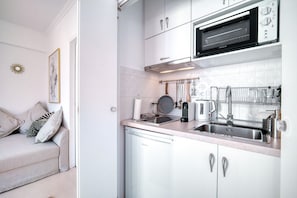 Fridge, oven, coffee/tea maker, toaster