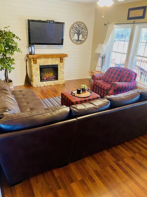 Televisión, reproductor de DVD, futbolito y tenis de mesa 