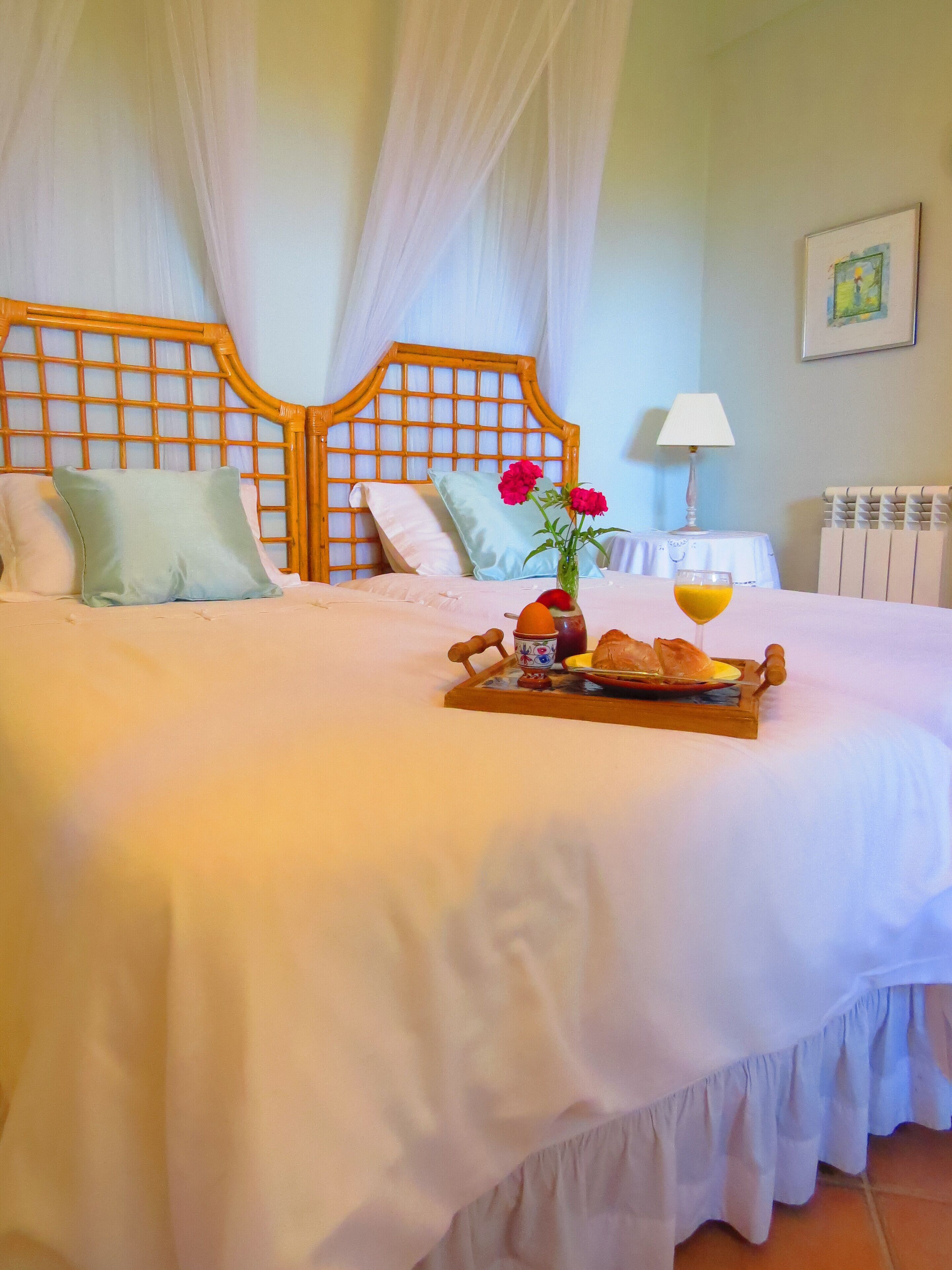 Cinco - Perfectly Located Apartment, B&B Style Service, Private Garden And Pool