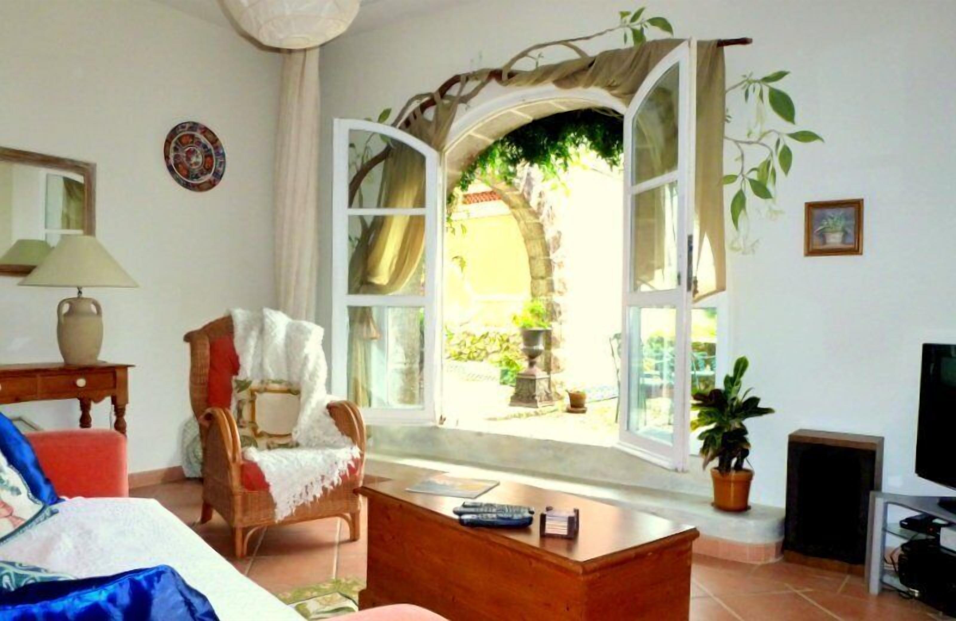 Cinco - Perfectly Located Apartment, B&B Style Service, Private Garden And Pool