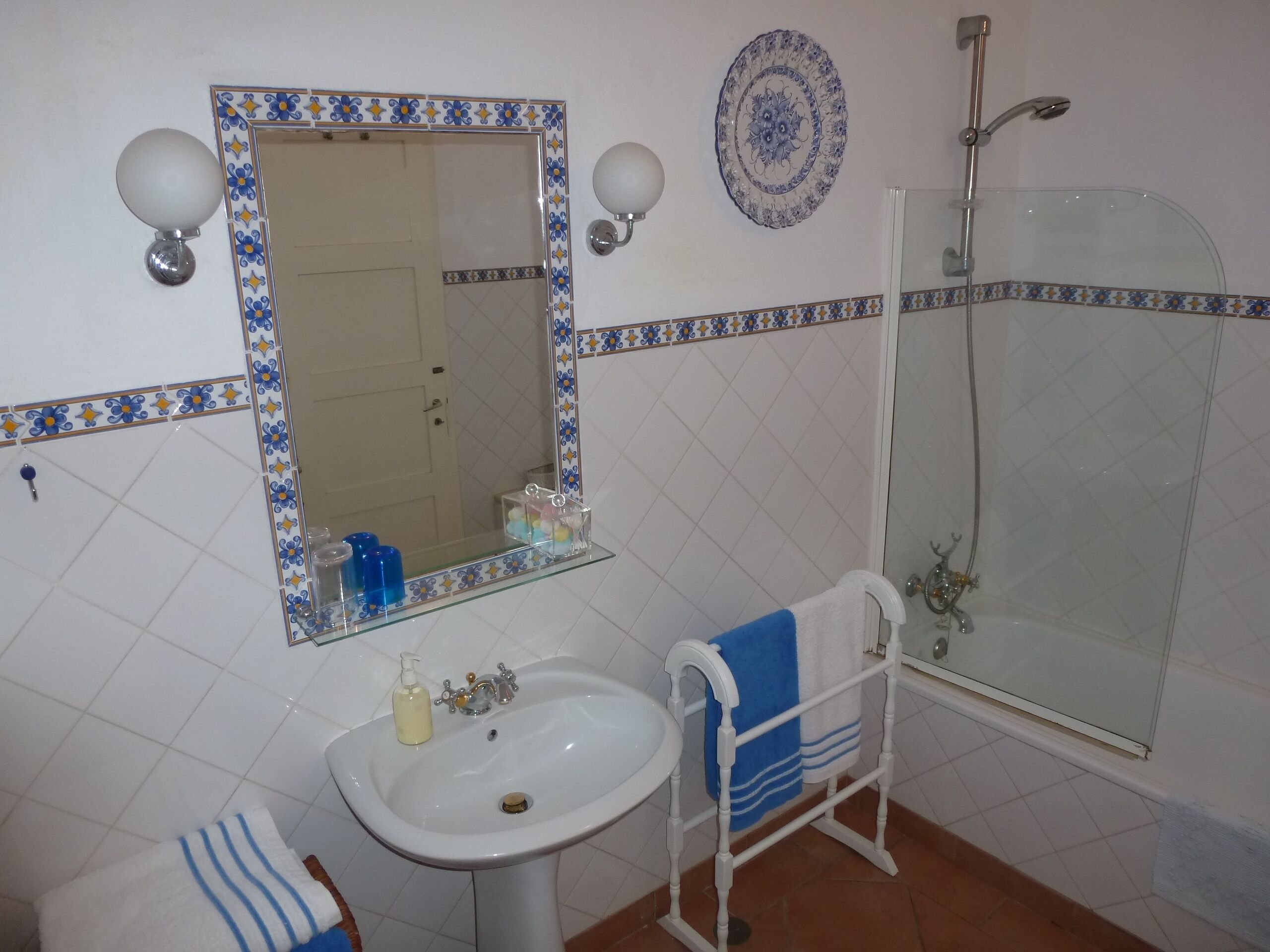 Cinco - Perfectly Located Apartment, B&B Style Service, Private Garden And Pool