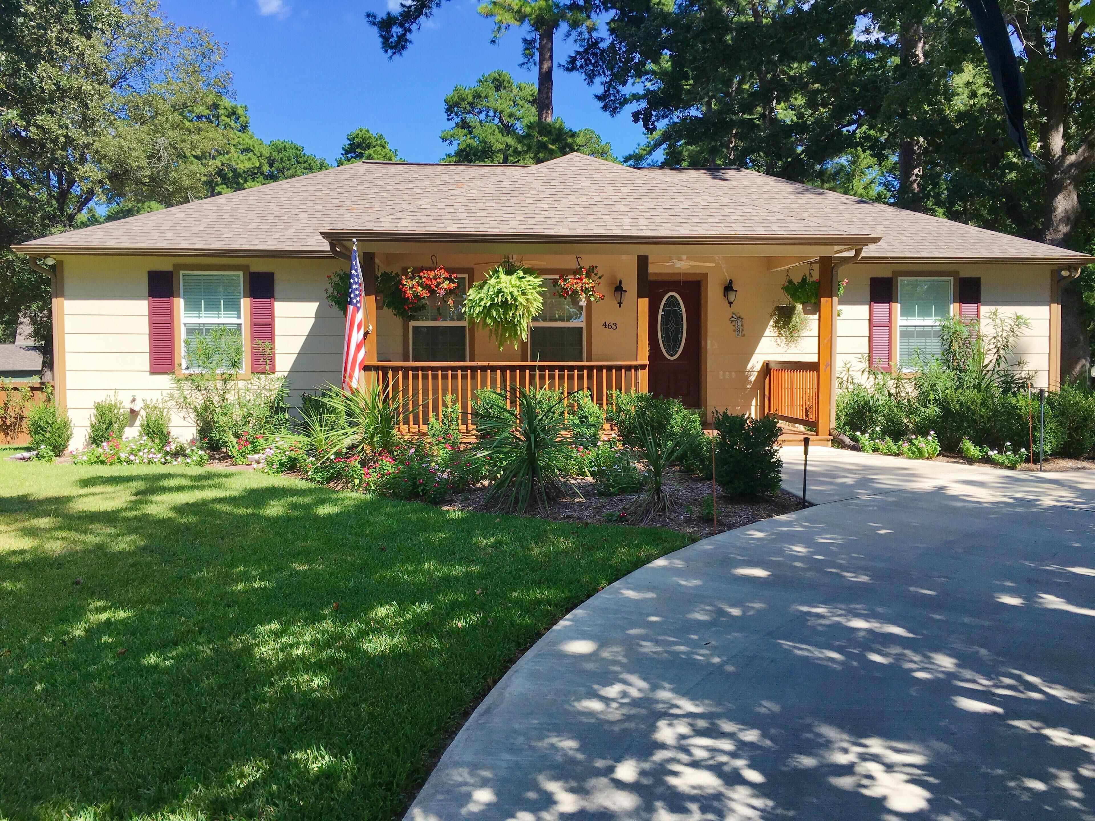"Henry's Hideaway" A dock, kayaks, lake and a forest.