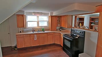 Classic Villa, Multiple Beds, Non Smoking, Garden View | Private kitchen | Oven, cookware/dishes/utensils