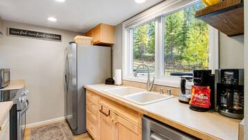 KylskÄp, mikrovÄgsugn, ugn och spishÀll