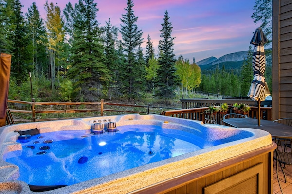 Private Hot Tub on quiet deck. Ski in/out, winter shuttle to Peak 9, On Trails.