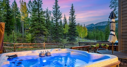Private Hot Tub, Ski-In/Out, Winter Shuttle, Trails, Views -- Slopeside Retreat