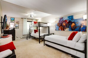 3 多间卧室、办公桌、笔记本电脑工作区、熨斗/熨衣板