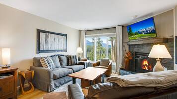 Smart-tv, eldstad, dvd-spelare och leksaker