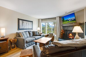 Smart TV, chimenea, reproductor de DVD y juguetes 