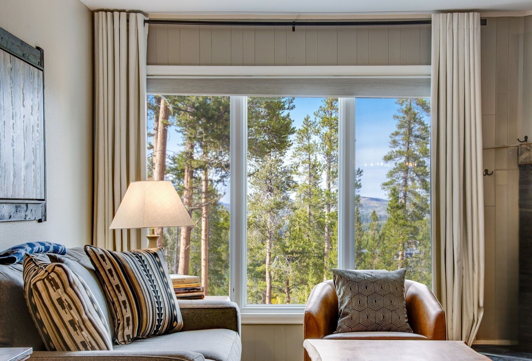 Smart-TV, Kamin, DVD-Player, Kinderspielzeug