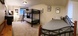 3 habitaciones, escritorio y espacio para trabajar con laptop
