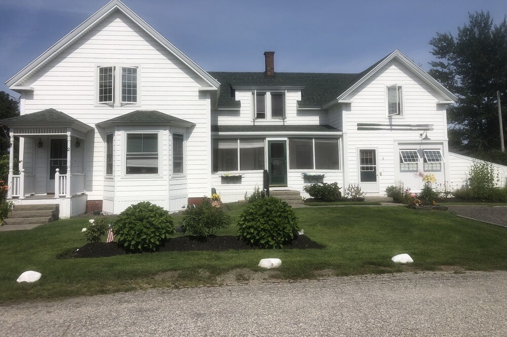 Charming, Spacious Remodeled Pine Point Beach House Steps To Sandy Beach