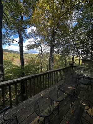 Outdoor dining - Hoot Owl Hollow-easy access and a great view! (Highlands)