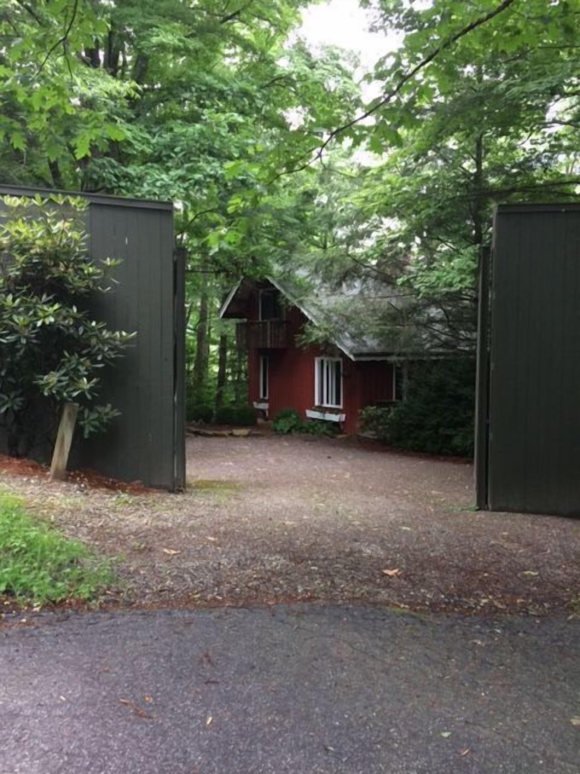 Hoot Owl Hollow-easy access and a great view!