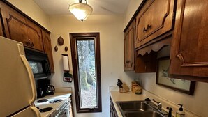 Coffee/tea maker, fridge, stovetop, dishwasher - Hoot Owl Hollow-easy access and a great view! (Highlands)