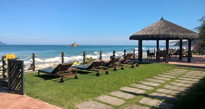 Juquehy Sea Front Condominium 102: best location on the beach