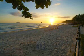 Na praia, espreguiçadeiras