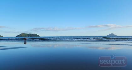 Juquehy Sea Front Condominium 102: best location on the beach