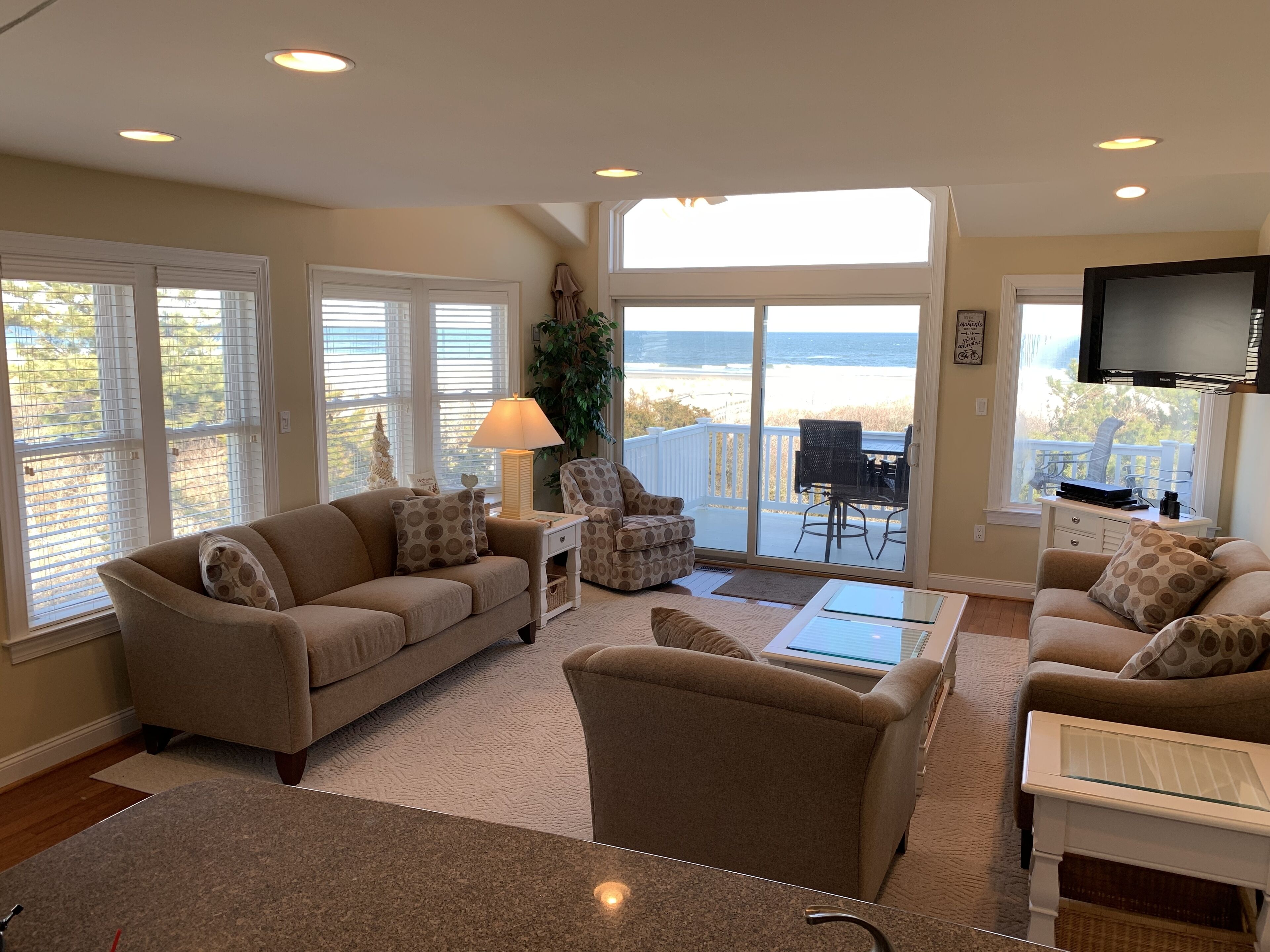 Luxury Beachfront, Spectacular ocean and bay views. Elevator