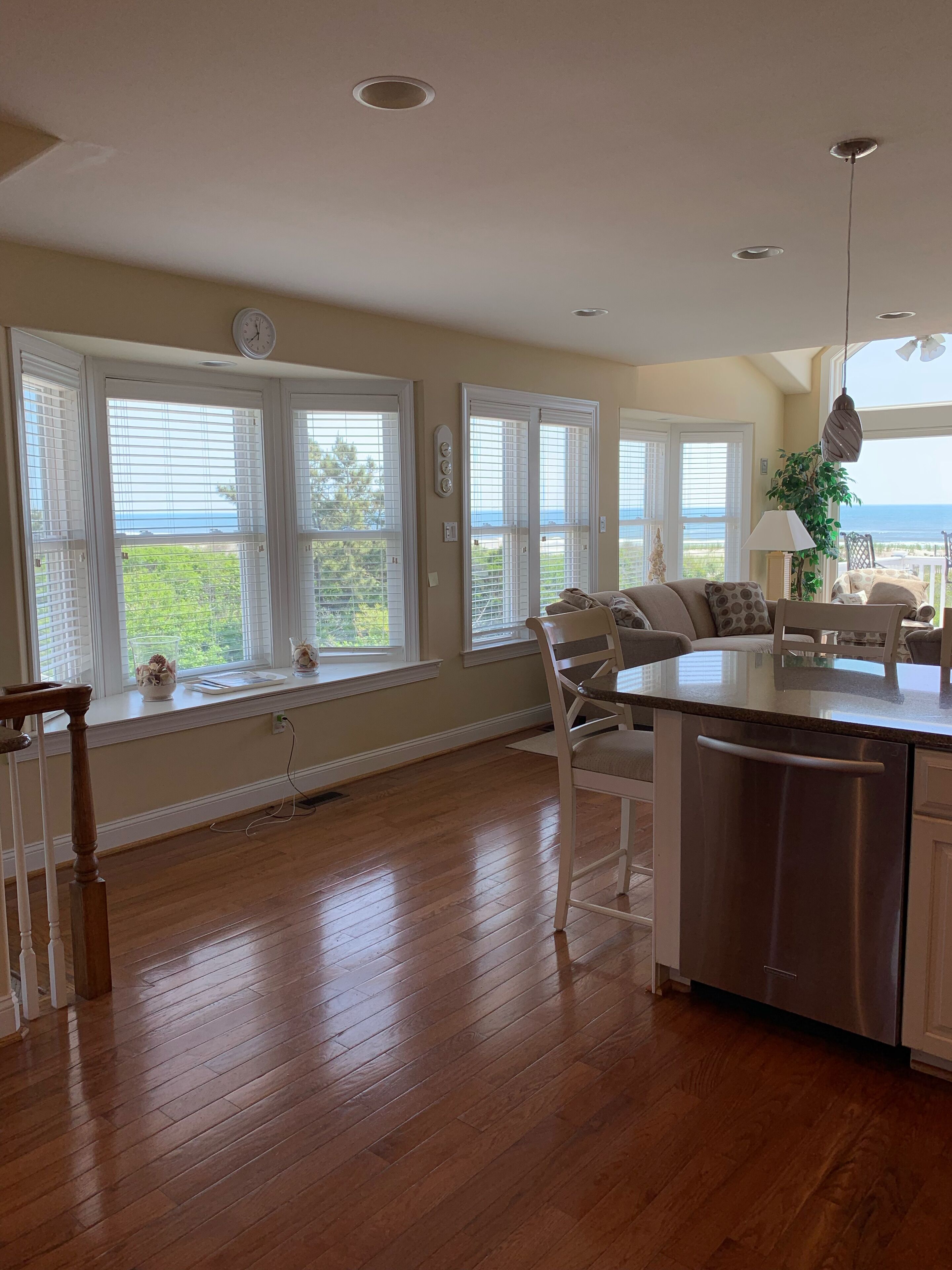 Luxury Beachfront, Spectacular ocean and bay views. Elevator