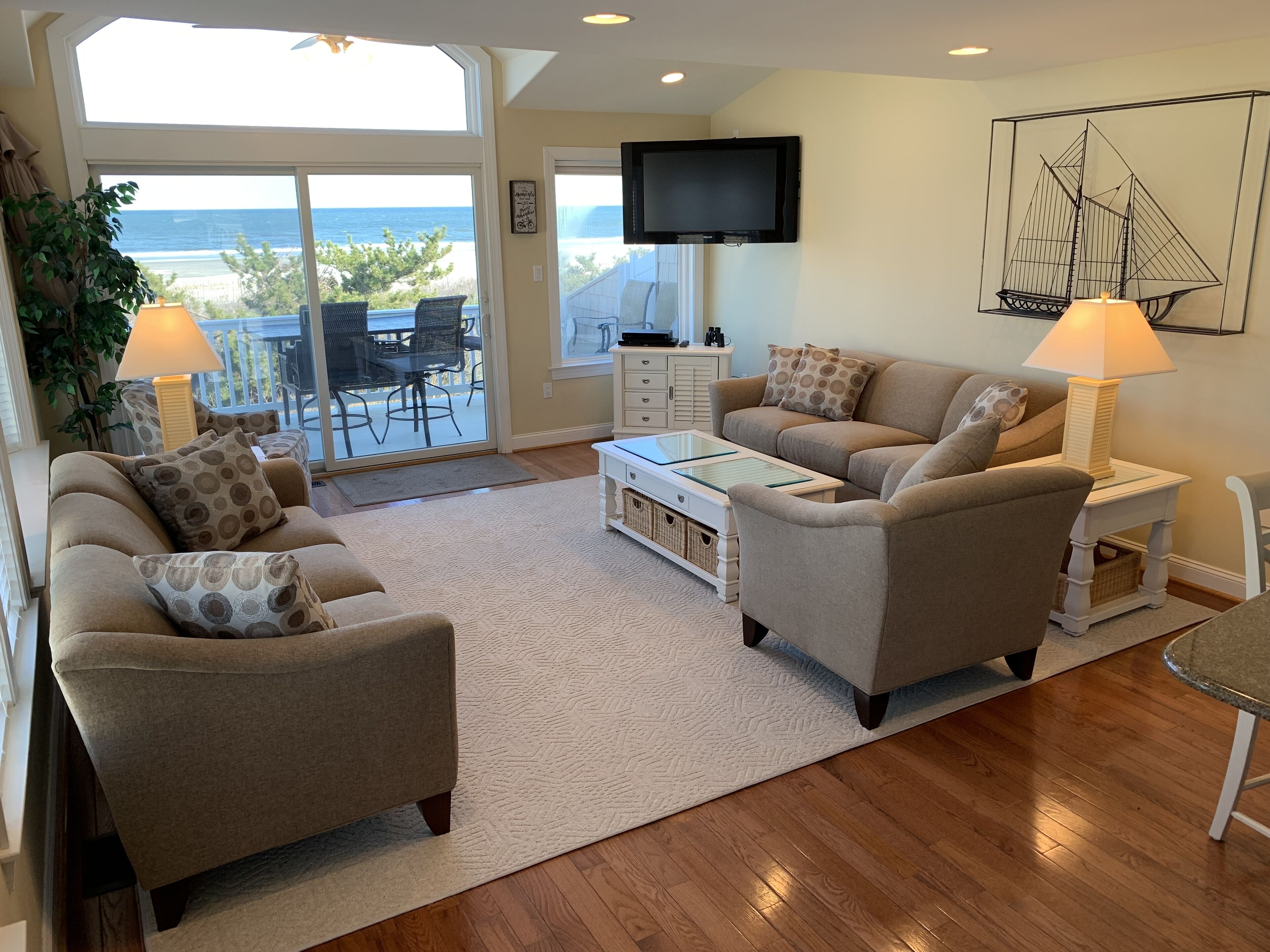 Luxury Beachfront, Spectacular ocean and bay views. Elevator