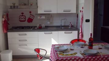 Frigorifero, forno, piano cottura, lavastoviglie