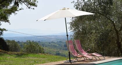 Villa italienne avec piscine et vue imprenable sur la vallée du Tibre.