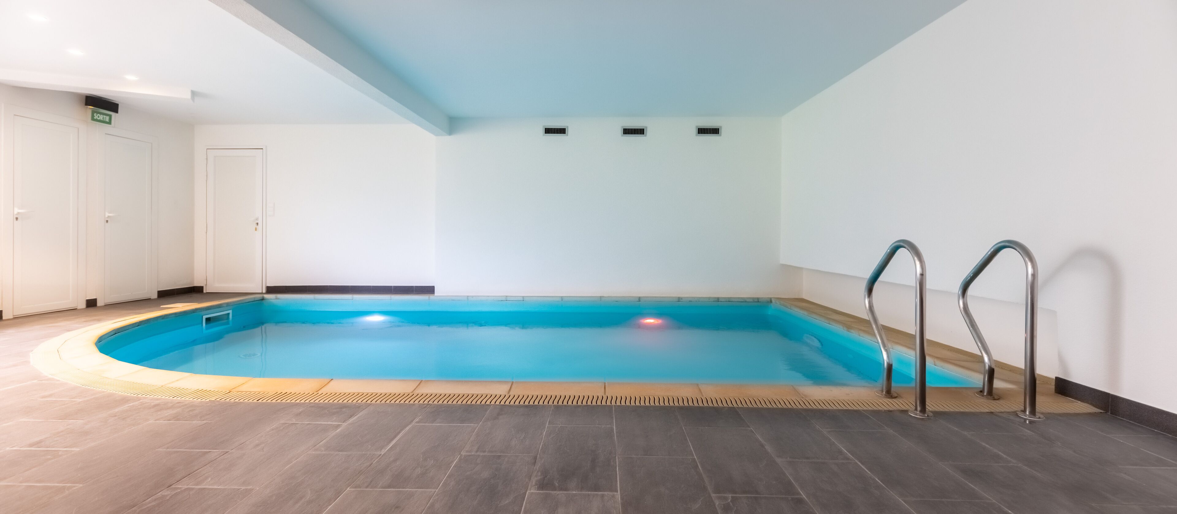 Design holiday home for 8, private indoor heated pool, on 25 ar
